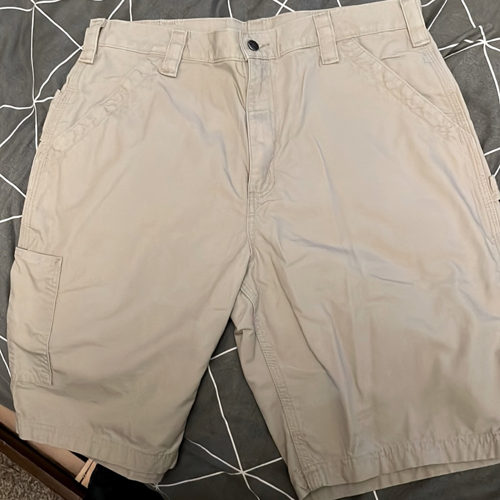 Men’s relaxed fit carhartt shorts.
